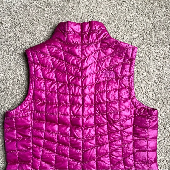 The North Face W THERMOBALL Vest Sz M In Dramatic Plum - Picture 9 of 10